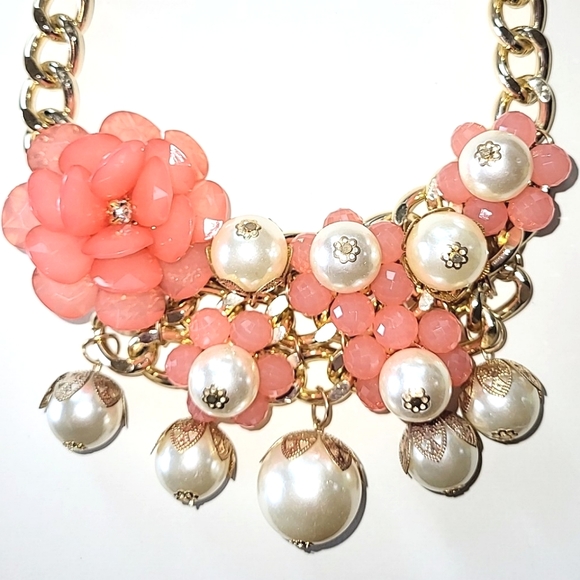 LUCITE CORAL FLOWER & FAUX PEARL STATEMENT NECKLACE - Picture 7 of 7
